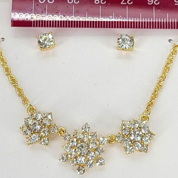 Crystal Burst Collar Necklace & Stud Earrings Set - Picture 6 of 10
